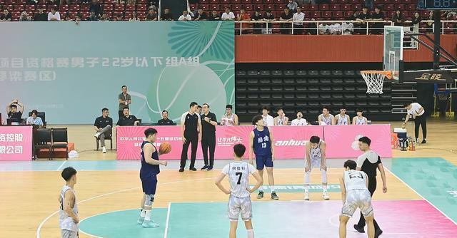 热门球队在国内联赛中展现无可匹敌实力